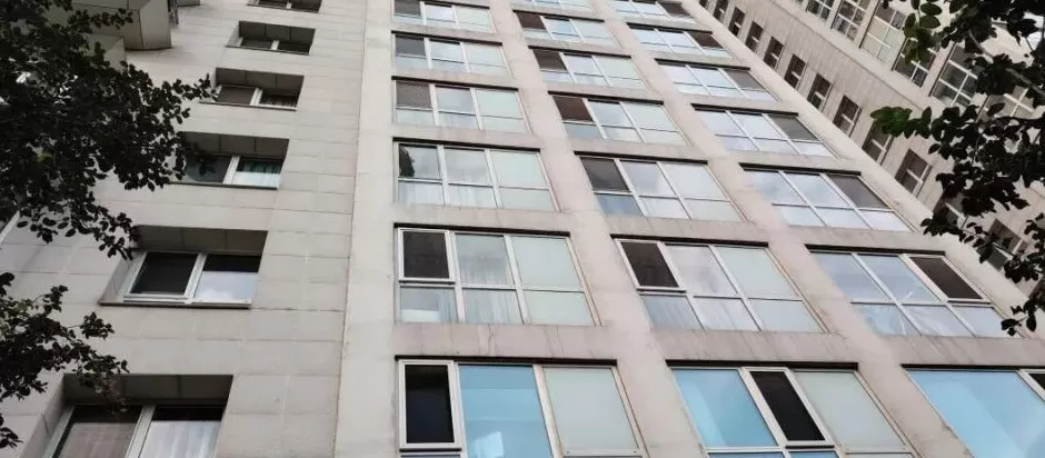 小区业主还原于朦胧坠楼细节,房间纱窗损坏,网红民警谈排除刑事案件-第1张图片- 小区业主还原于朦胧坠楼细节,房间纱窗损坏,网红民警谈排除刑事案件-第1张图片-