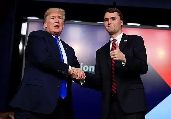 捍卫持枪却遭枪杀,无公职在身却获降半旗待遇,美国“网红”柯克什么来头?-第3张图片- 捍卫持枪却遭枪杀,无公职在身却获降半旗待遇,美国“网红”柯克什么来头?-第3张图片-