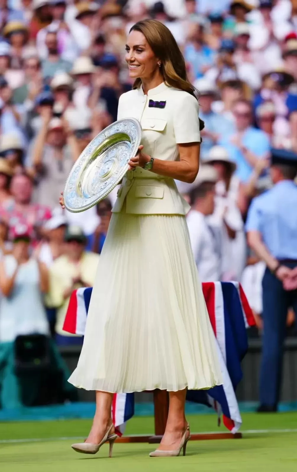 外媒曝凯特王妃戴假发遮化疗后遗症？出席活动发色频繁变化，网友：哪个头发才是真的？-第4张图片-