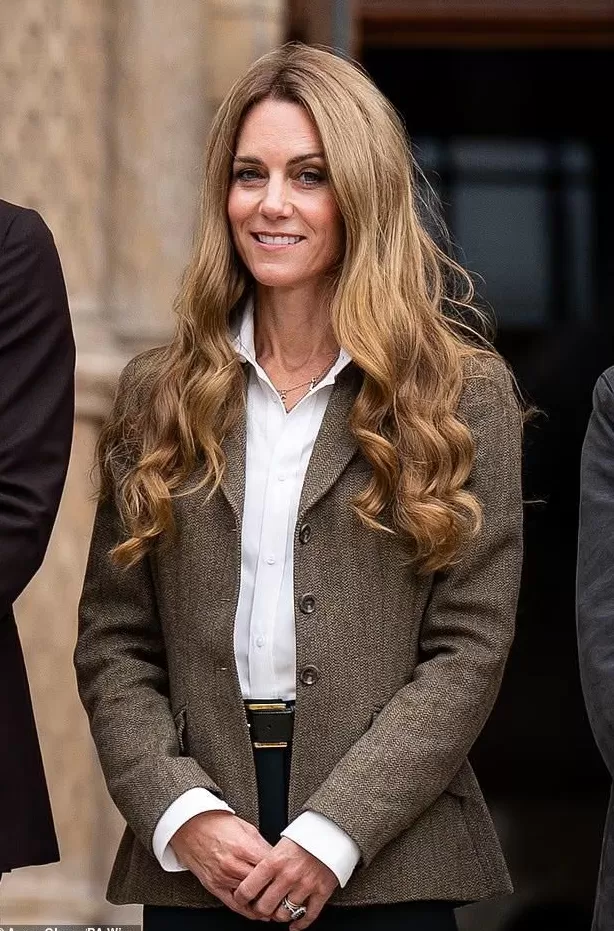 外媒曝凯特王妃戴假发遮化疗后遗症？出席活动发色频繁变化，网友：哪个头发才是真的？-第8张图片-