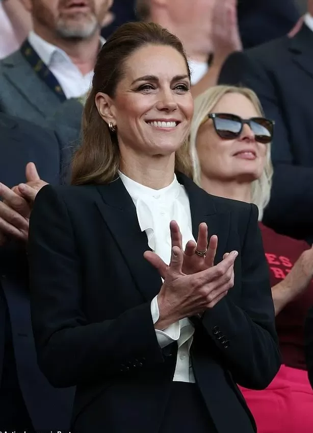 外媒曝凯特王妃戴假发遮化疗后遗症？出席活动发色频繁变化，网友：哪个头发才是真的？-第15张图片-