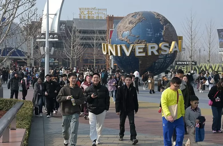 北京环球影城“卓别林”扮演者被曝多次性骚扰游客,园方回应:已暂停其工作-第1张图片- 北京环球影城“卓别林”扮演者被曝多次性骚扰游客,园方回应:已暂停其工作-第1张图片-