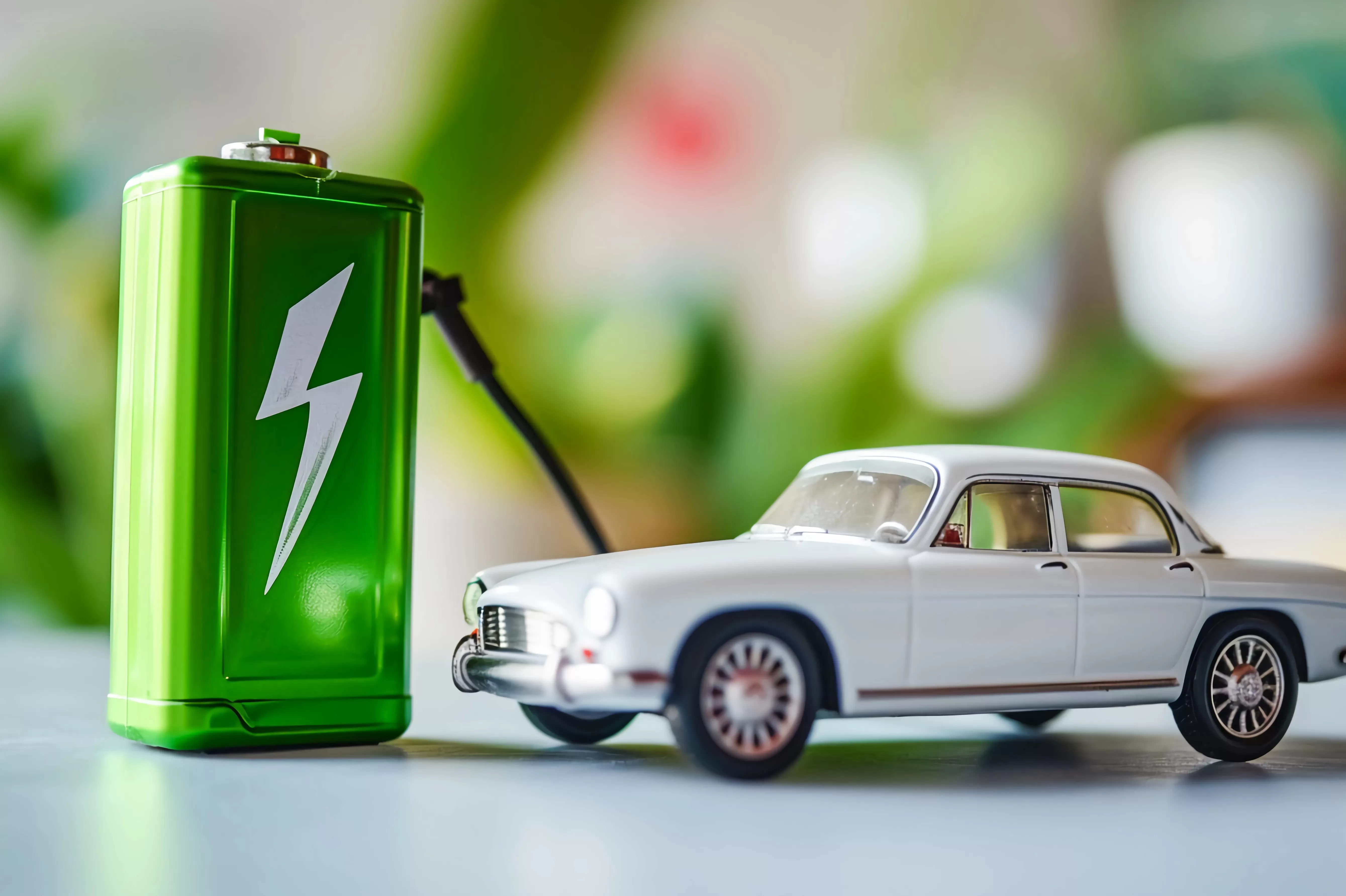 新能源车险进入盈利空间，“一哥”人保财险出海“闯关”-第1张图片-