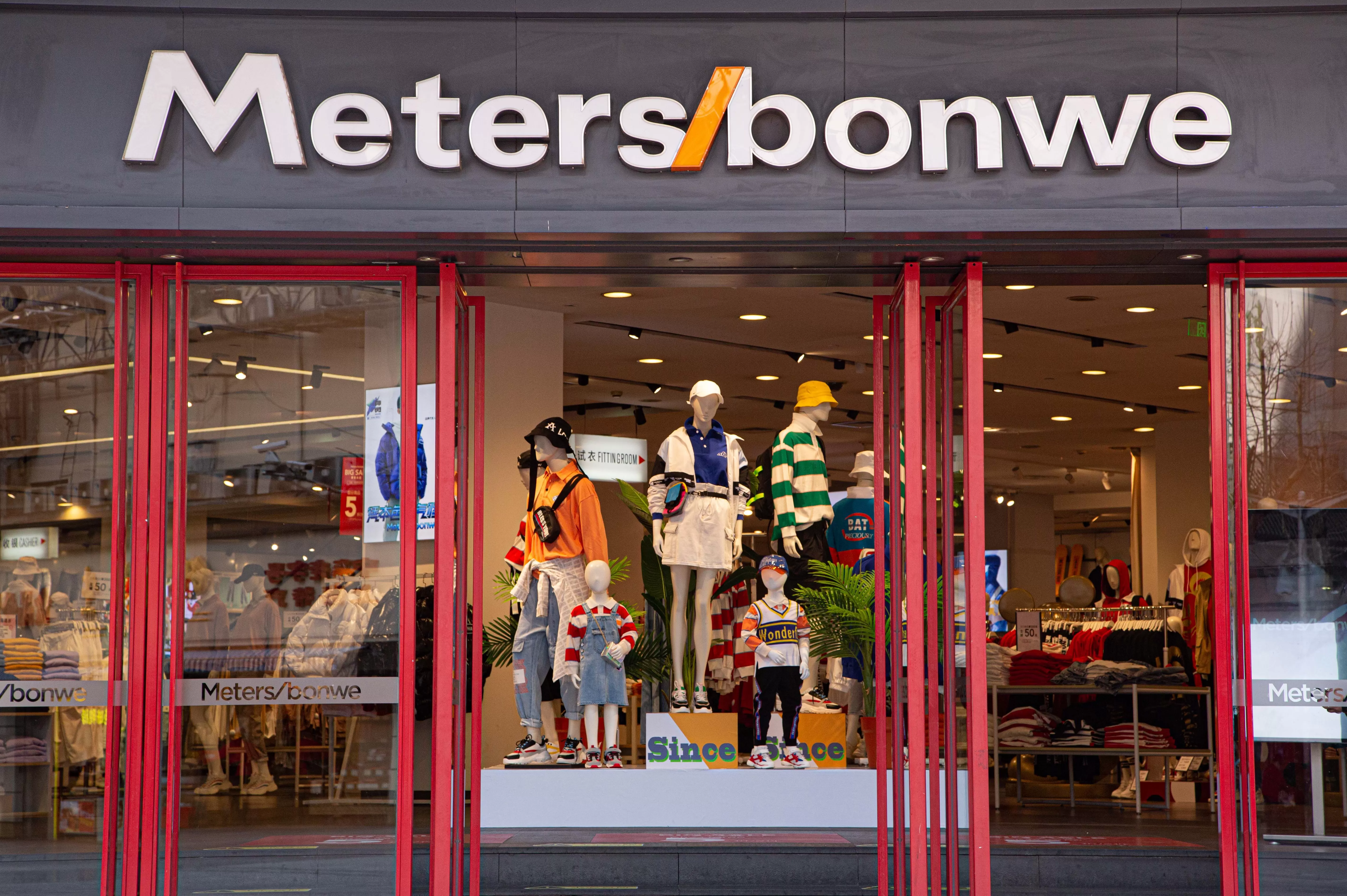 美特斯邦威创始人周成建在直播间跳团舞，上半年公司净利润下降超八成-第2张图片-