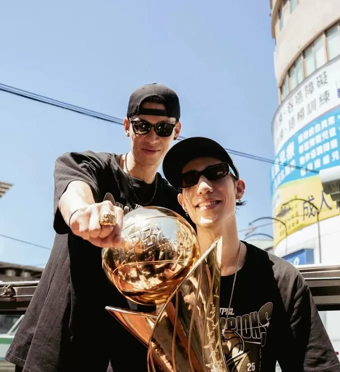 再见“林来疯”！NBA一支超级成长股退役了-第4张图片-