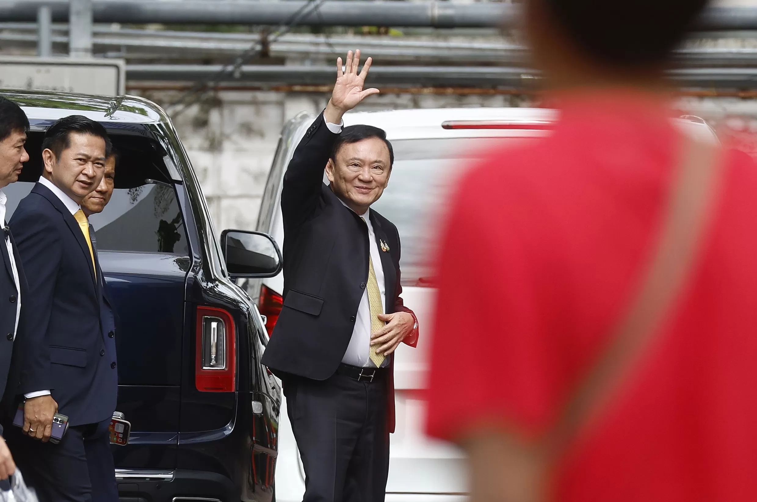 他信回泰国后将于9月9日听取法院裁决，有可能因逃避监禁而入狱-第1张图片-