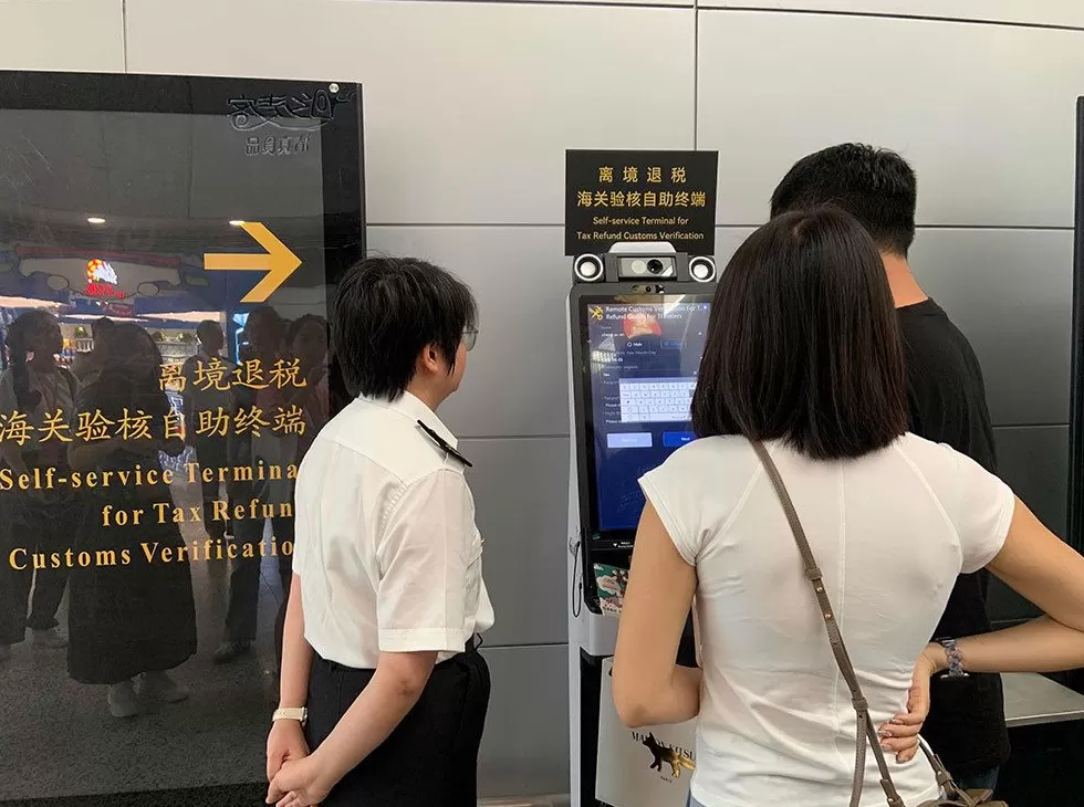 活力中国调研行|全国最大空港口岸优化营商环境,用上了大模型和机器人-第3张图片- 活力中国调研行|全国最大空港口岸优化营商环境,用上了大模型和机器人-第3张图片-