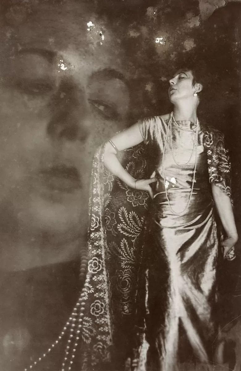 100年前她就开摄影工作室玩自拍了-第1张图片- 100年前她就开摄影工作室玩自拍了-第1张图片-