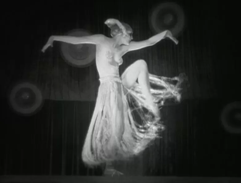 100年前她就开摄影工作室玩自拍了-第11张图片- 100年前她就开摄影工作室玩自拍了-第11张图片-