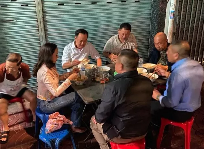 泰国新总理和太太吃路边摊，两位将军相伴，“有深意”-第1张图片-