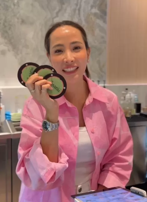 泰国新总理和太太吃路边摊，两位将军相伴，“有深意”-第4张图片-