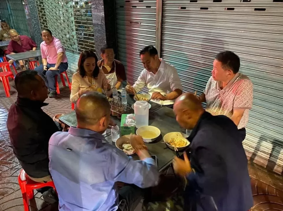 泰国新总理和太太吃路边摊，两位将军相伴，“有深意”-第5张图片-