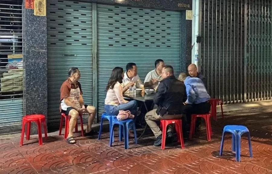 泰国新总理和太太吃路边摊，两位将军相伴，“有深意”-第2张图片-