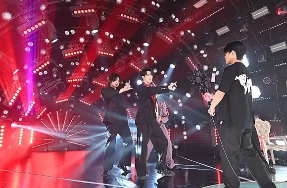 团播走红,年轻女性用户涌入直播间-第1张图片- 团播走红,年轻女性用户涌入直播间-第1张图片-