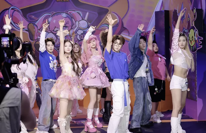 团播走红,年轻女性用户涌入直播间-第3张图片- 团播走红,年轻女性用户涌入直播间-第3张图片-