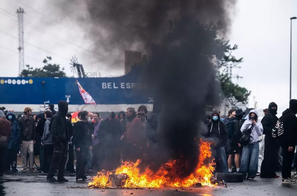 总理“政治自杀”、街头“封锁一切”，法国为何再度深陷泥沼-第3张图片-