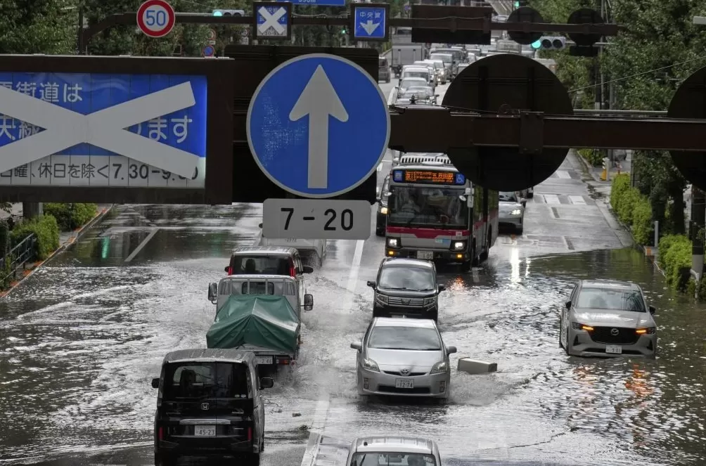 第1现场|东京破纪录暴雨:JR停运、机场延误、局部停电-第2张图片- 第1现场|东京破纪录暴雨:JR停运、机场延误、局部停电-第2张图片-