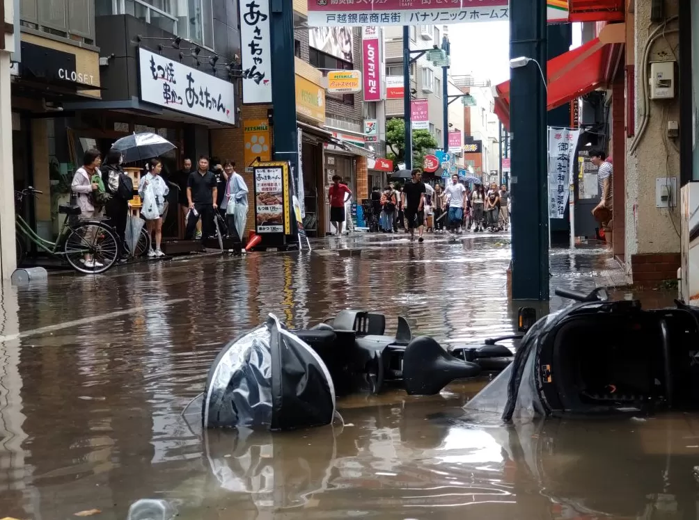第1现场|东京破纪录暴雨:JR停运、机场延误、局部停电-第1张图片- 第1现场|东京破纪录暴雨:JR停运、机场延误、局部停电-第1张图片-