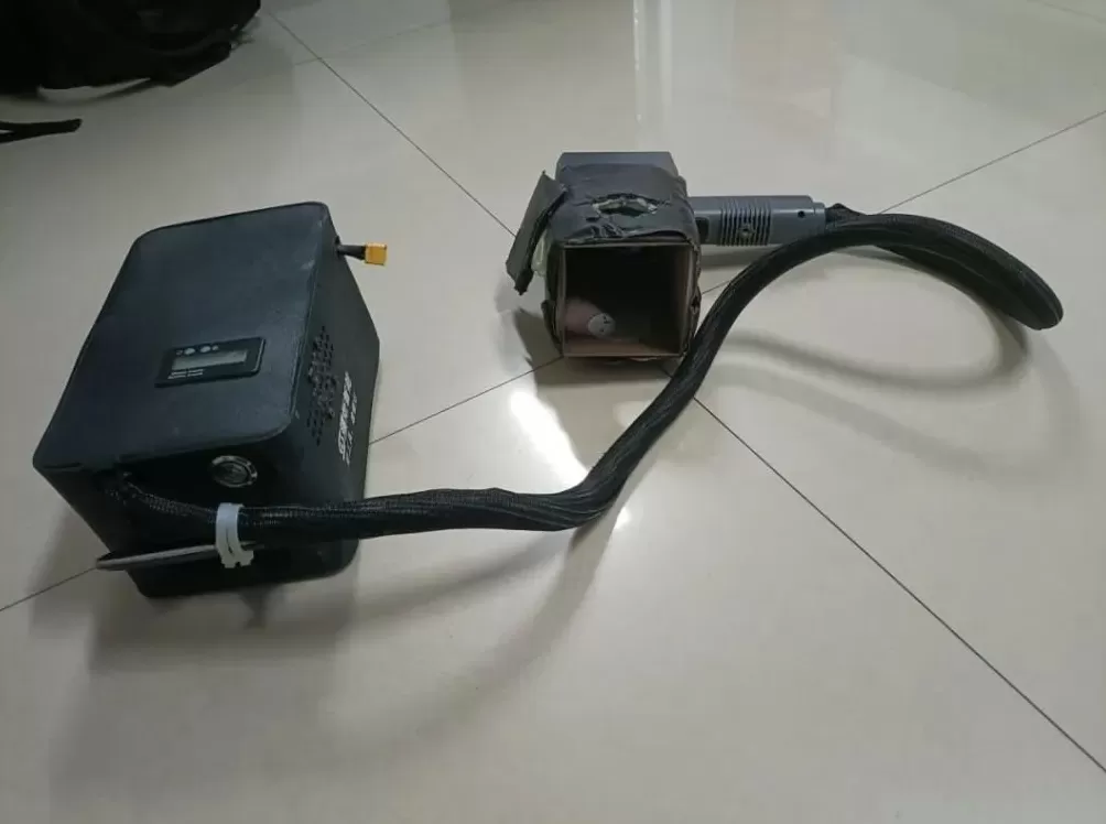 公共厕所墙面被被人刻满了黄色网址，一爷爷当场举报-第3张图片-