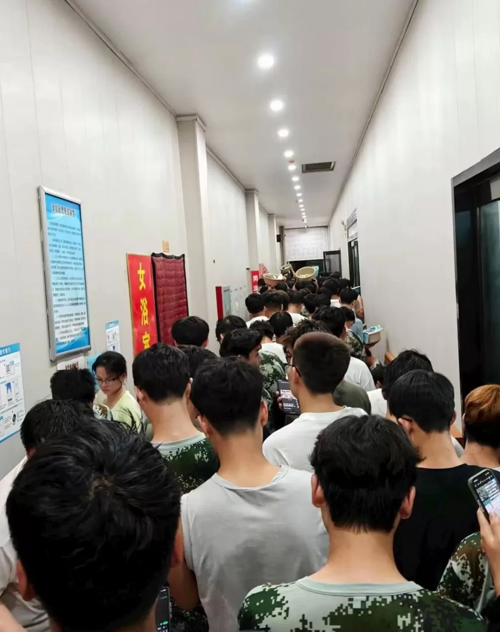 一职业学院学生澡堂门口排长队等洗澡，校方：学生军训后集中过来造成拥挤，将向后勤处反映-第1张图片-