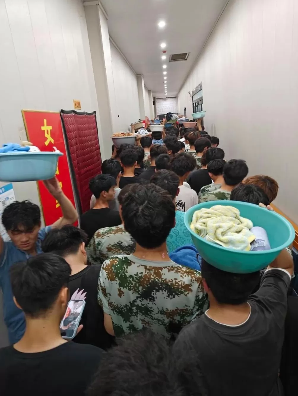 一职业学院学生澡堂门口排长队等洗澡，校方：学生军训后集中过来造成拥挤，将向后勤处反映-第2张图片-