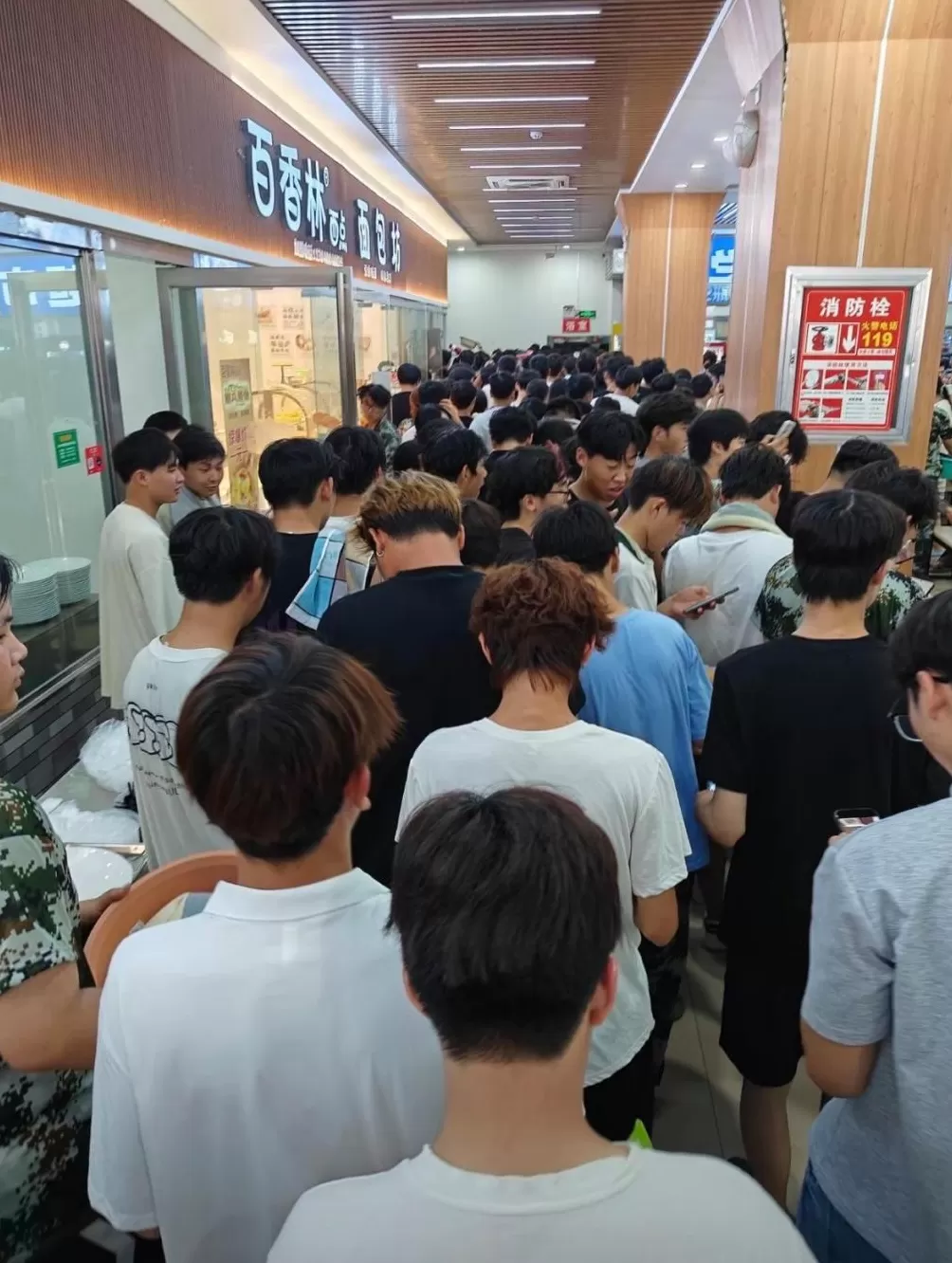 一职业学院学生澡堂门口排长队等洗澡，校方：学生军训后集中过来造成拥挤，将向后勤处反映-第5张图片-
