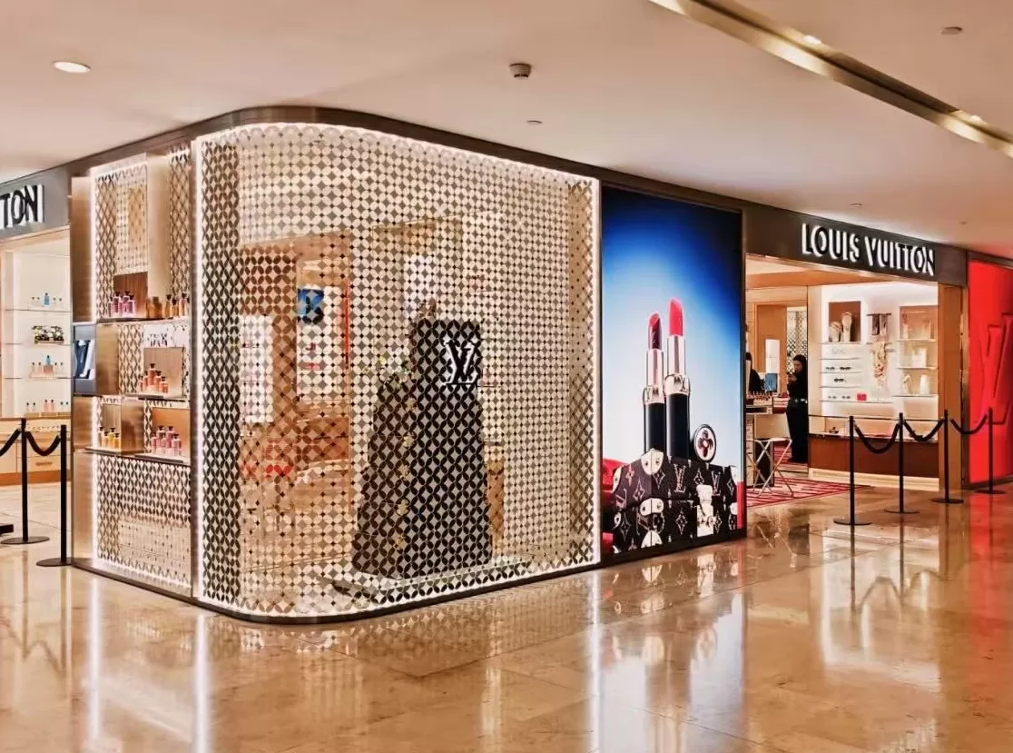 路易威登全球首家美妆店在南京德基开业，口红1200元创行业新高-第1张图片-