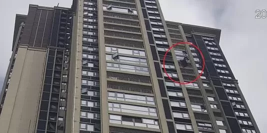 广州一女子将行李箱从43楼抛下-第2张图片- 广州一女子将行李箱从43楼抛下-第2张图片-