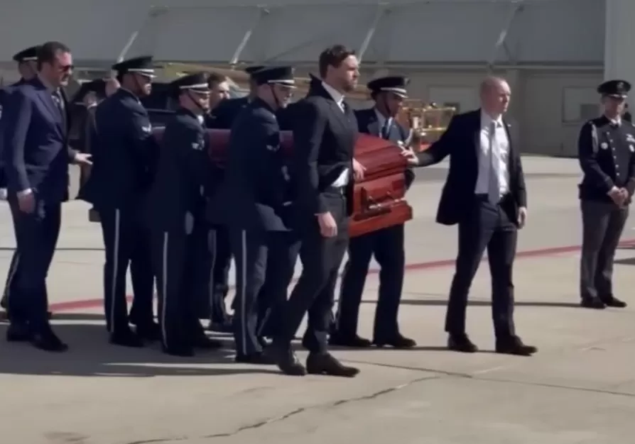 释新闻｜特朗普“守夜”万斯扶棺，柯克遇刺为何让白宫如此破防？-第2张图片-