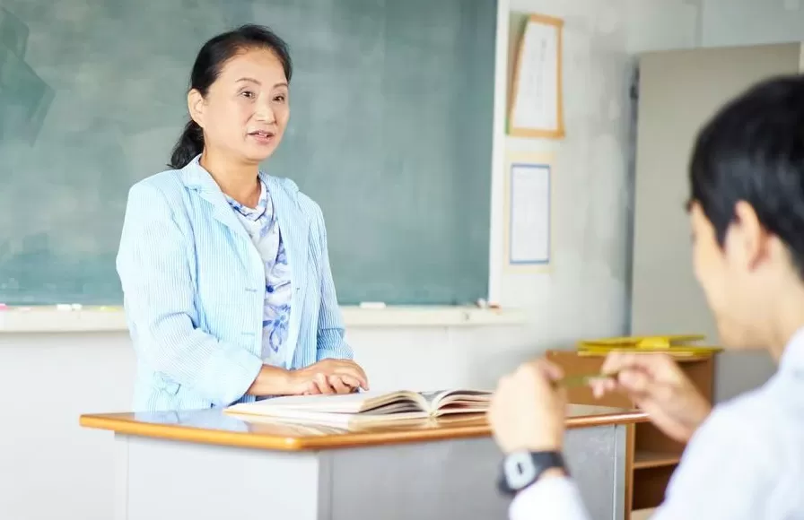 退休老师，成了学校争抢的香饽饽-第2张图片-
