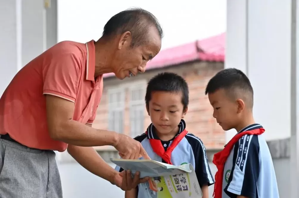 退休老师，成了学校争抢的香饽饽-第6张图片-