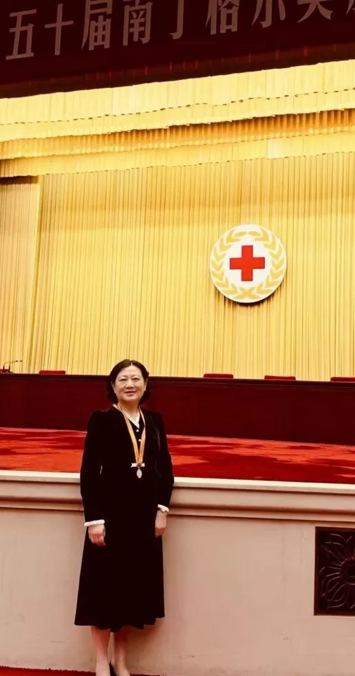 上海护士邢红在人民大会堂获颁第50届南丁格尔奖-第1张图片- 上海护士邢红在人民大会堂获颁第50届南丁格尔奖-第1张图片-