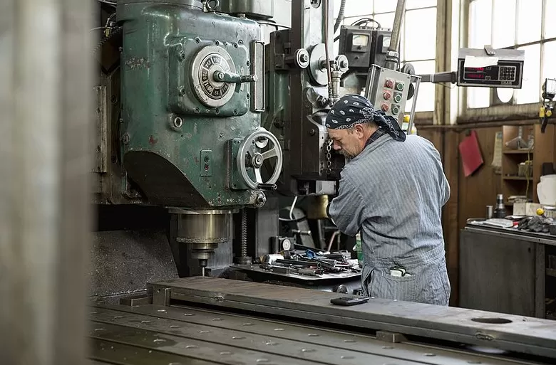 PMI已连续6个月低于枯荣线，关税措施仍未推动美国制造业复苏-第1张图片-