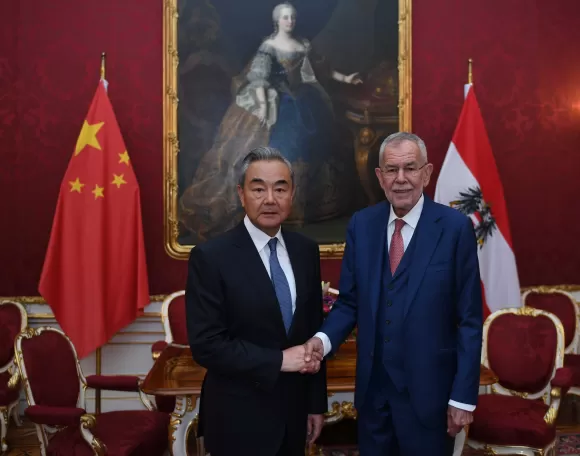 奥地利总统范德贝伦会见王毅-第2张图片-