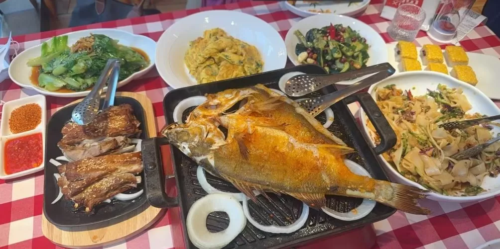 实探西贝制作罗永浩“同款套餐”:葱香烤鱼用的是保质18个月腌制冷冻鱼-第2张图片- 实探西贝制作罗永浩“同款套餐”:葱香烤鱼用的是保质18个月腌制冷冻鱼-第2张图片-