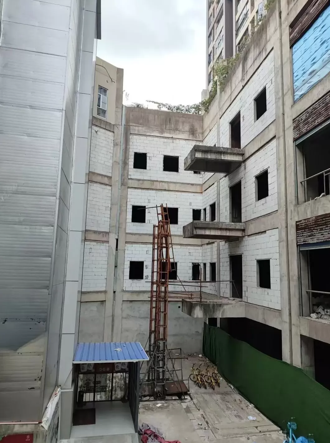 “区长上电视问政节目曝光违建”4年仍未拆完,一业主起诉武汉江岸区政府,一审被驳回-第1张图片- “区长上电视问政节目曝光违建”4年仍未拆完,一业主起诉武汉江岸区政府,一审被驳回-第1张图片-