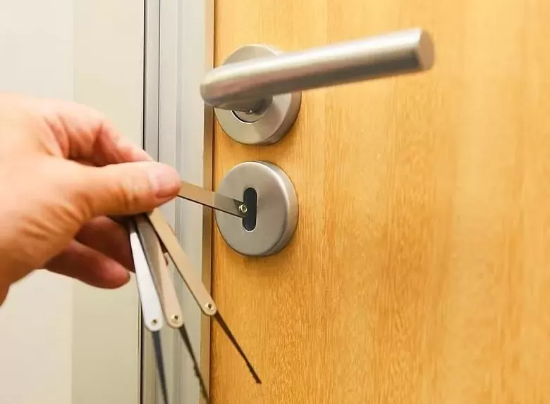 线上预约25元上门后要价两千多，开锁乱象如何规范？-第1张图片-