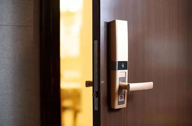 线上预约25元上门后要价两千多，开锁乱象如何规范？-第3张图片-