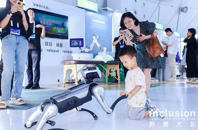 外滩大会聚焦具身智能：AI从数据依赖转向“经验时代”-第1张图片-