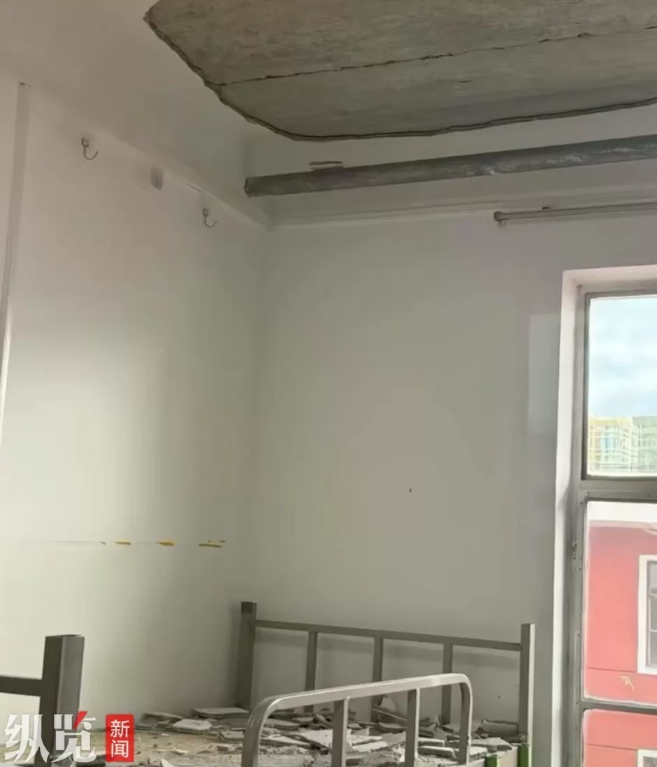 甘肃一高校被曝女生宿舍楼多次出现天花板墙皮脱落问题,校方称如何安排学生正在研究中-第2张图片- 甘肃一高校被曝女生宿舍楼多次出现天花板墙皮脱落问题,校方称如何安排学生正在研究中-第2张图片-