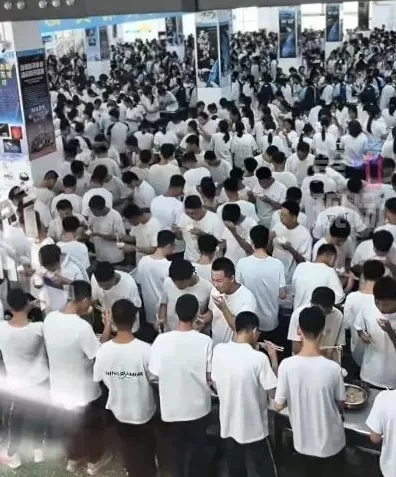 山东聊城一中学食堂无座椅，学生站着用餐，校方：一直都没座位，是学校传统-第1张图片-