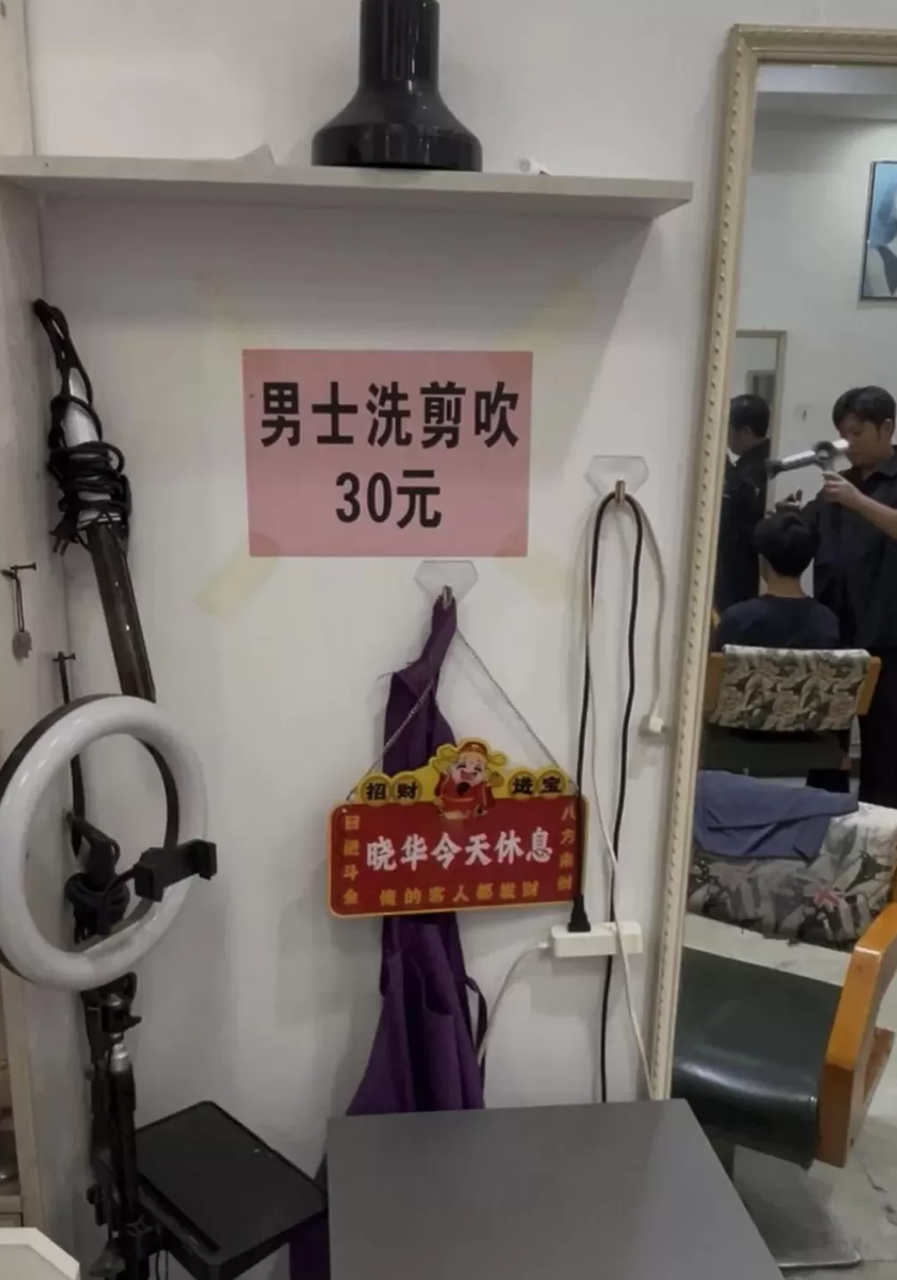 专访理发师晓华:不可能火到老,现在很知足,给孩子买玩具不用哄骗说“下次买”-第2张图片- 专访理发师晓华:不可能火到老,现在很知足,给孩子买玩具不用哄骗说“下次买”-第2张图片-