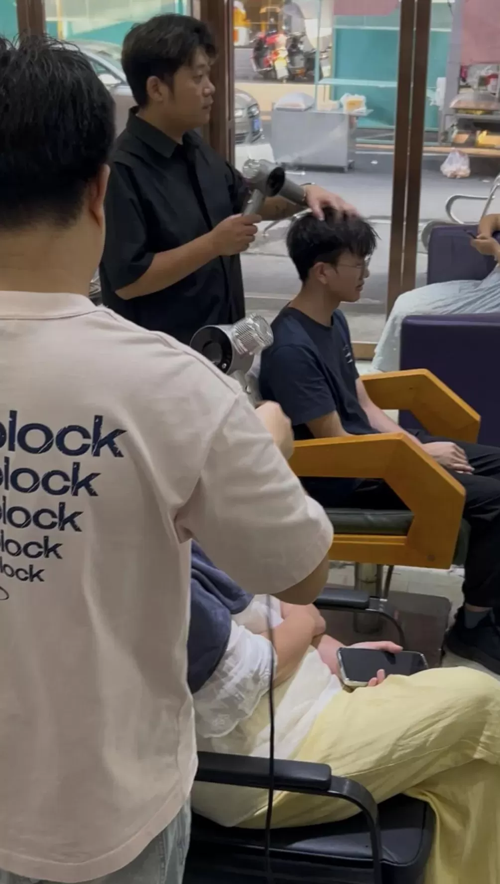 专访理发师晓华:不可能火到老,现在很知足,给孩子买玩具不用哄骗说“下次买”-第3张图片- 专访理发师晓华:不可能火到老,现在很知足,给孩子买玩具不用哄骗说“下次买”-第3张图片-