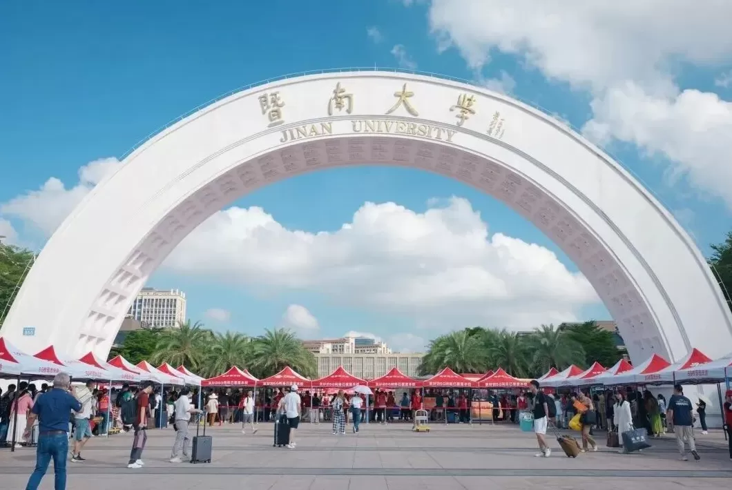 全红婵已到暨南大学报到，与体育学院院长苏炳添合影留念-第1张图片-