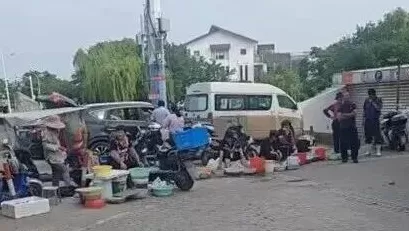 流动摊贩占道经营、垃圾堆积，市容与民生如何兼顾？-第1张图片-