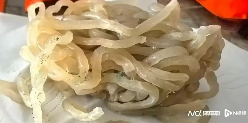 张兰直播麻六记后厨，证明自家非预制菜，却被曝无健康证、未洗手就切菜-第3张图片-