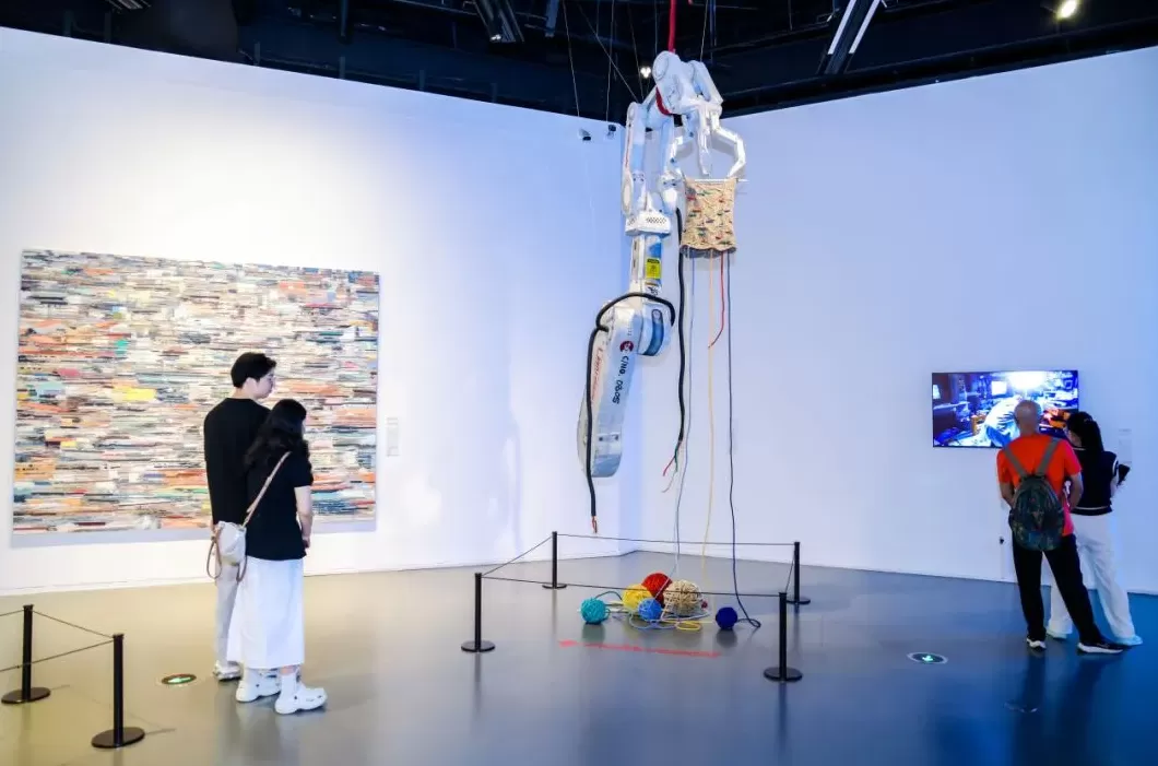 当AI相遇青年艺术家，上海青年美展探索人机共生-第1张图片-