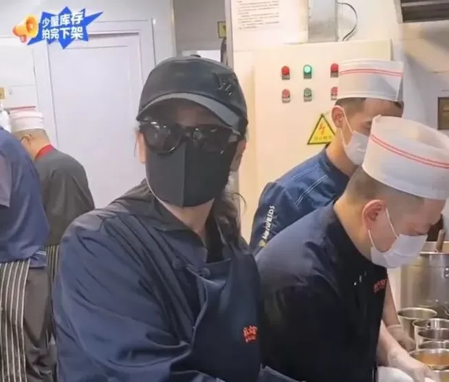 蹭热点却翻车！张兰后厨直播被曝无健康证，还不洗手切菜-第1张图片-