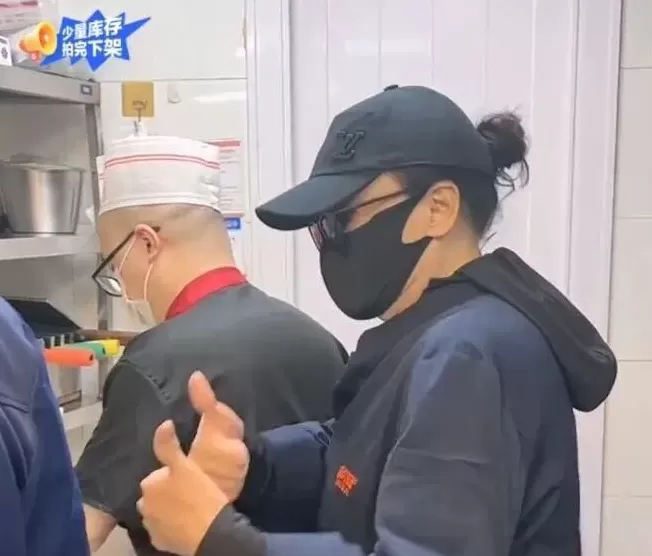 蹭热点却翻车！张兰后厨直播被曝无健康证，还不洗手切菜-第4张图片-