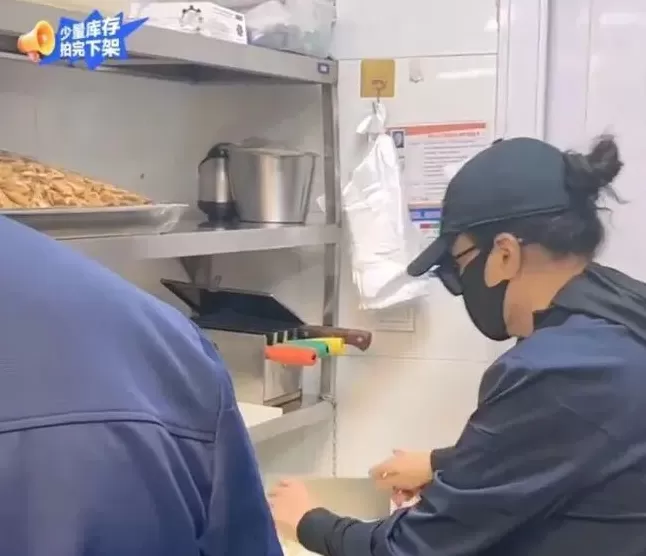 蹭热点却翻车！张兰后厨直播被曝无健康证，还不洗手切菜-第6张图片-